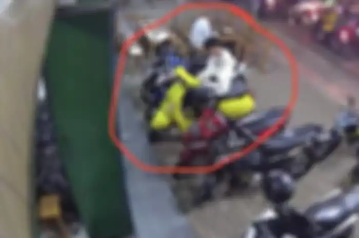 Tertangkap pelaku membawa kabur motor Vespa matic milik teman ceweknya.