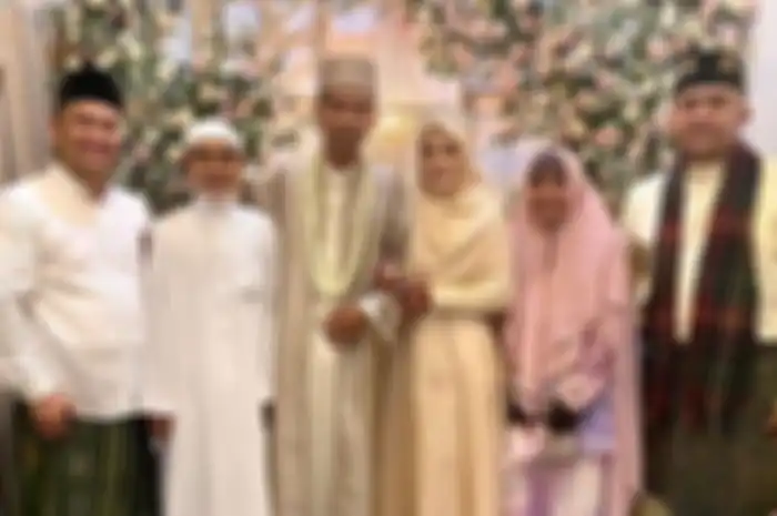 Ustaz Abdul Somad dan istrinya, Fatimah Az Zahra.