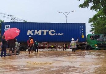 Hari Pertama 'Jateng di Rumah Saja', Wilayah Semarang Justru Dilanda Banjir Hingga Lumpuhkan Aktivitas Moda Transportasi