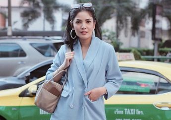 Gaya Simpel Nindy Parasady dengan Rok Mini Nggak Kalah Sama Anak Millennials