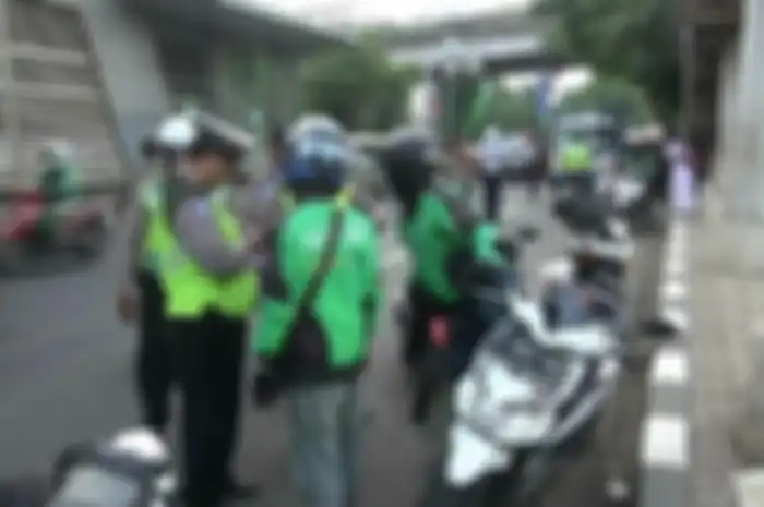 Sejumlah petugas Kepolisian saat melakukan razia ojek online di Stasiun Buaran, Senin (12/11). 