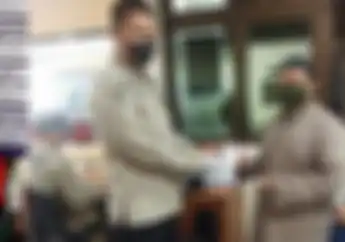 Tunggu Antrian Praktik SIM Pria Ini Malah Bikin Polisi Menangis, Langsung Dapat SIM C dan SIM A Gratis