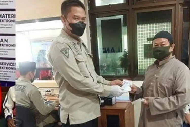 Tunggu Antrian Praktik SIM Pria Ini Malah Bikin Polisi Menangis, Langsung Dapat SIM C dan SIM A Gratis