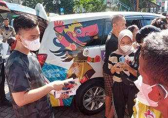 Setelah Lari-lari Bawa Obor ASEAN Para Games 2022 ke Balai Kota Solo, Gibran Rakabuming Raka Bagi-bagi Snack dan Buku Tulis untuk Anak-anak