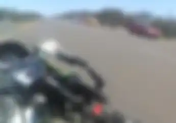 Ngeri! Video Ninja 150 R Lawan Renault Megane RS Di Trek Lurus, Baru Start Sudah Ketinggalan Jauh