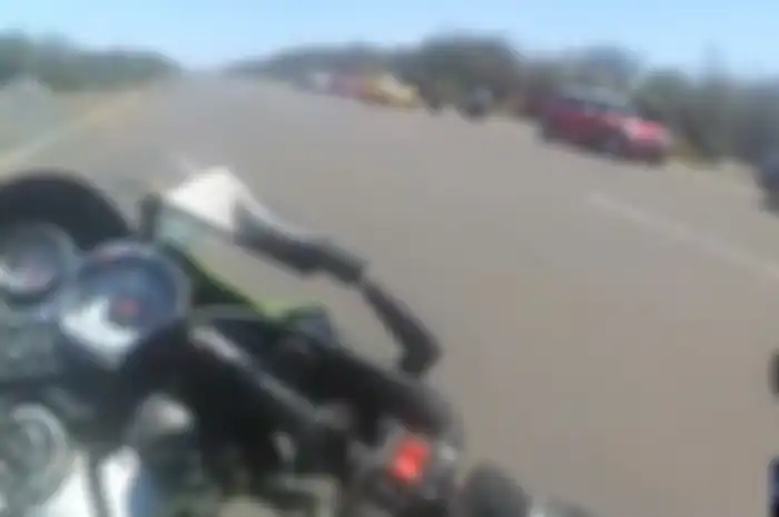 Kawasaki Ninja 150 R lawan Renault Megane RS