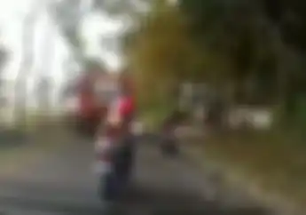 Skill Dewa, Truk Pengangkut Motor Mendadak Rem Blong, Berhenti di Pinggir Jalan Motor Selamat