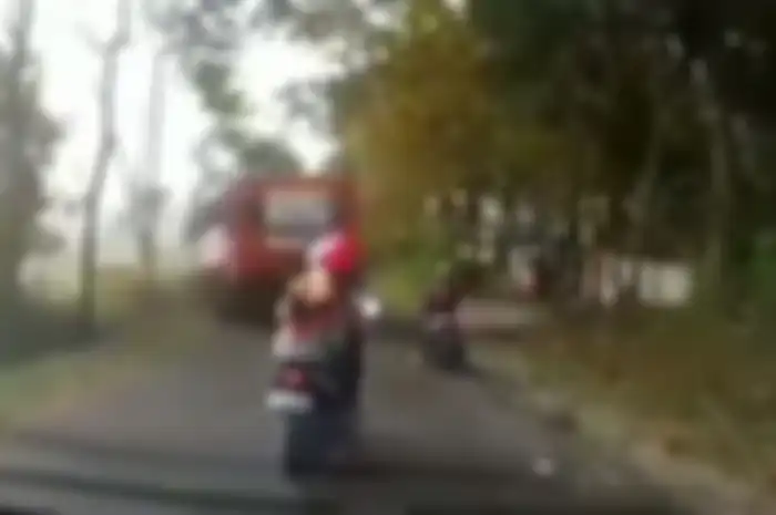 Truk pengangkut puluhan motor baru remnya blong.