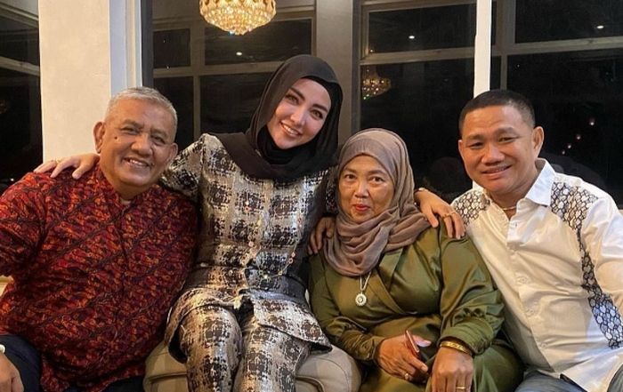 Bella Shofie dan keluarga