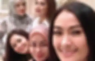 Rajin Pamer Foto Geng Sosialita Bareng Iis Dahlia, Ini Respons Nia Daniaty Digeruduk Korban Aksi Tipu yang Dilakukan Anaknya 