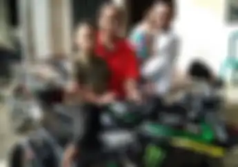 Gemes! Setelah Bergaya Ala Komentator MotoGP, Bocah asal NTT ini Pamer Aksi Naik Yamaha R15