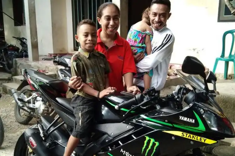 Gemes! Setelah Bergaya Ala Komentator MotoGP, Bocah asal NTT ini Pamer Aksi Naik Yamaha R15