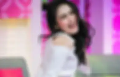 Fotografer Kondang Ini Berhasil Menguak Honor Gila-gilaan Biduan Dangdut yang Sebut Dirinya Sendiri Sebagai ATM Berjalan, Ayu Ting Ting: Gue Beli Studio Lu!