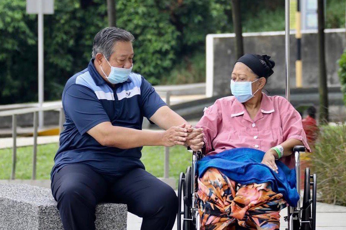 Presiden SBY ketika mendampingi istrinya, Ani Yudhoyono saat menjalani pengobatan di National University Hospital.