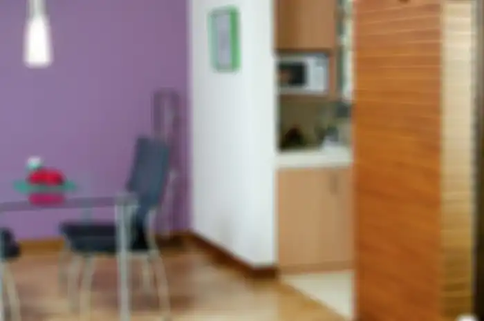 Ilustrasi lantai parket laminate (bukan kayu asli) pada ruang. 