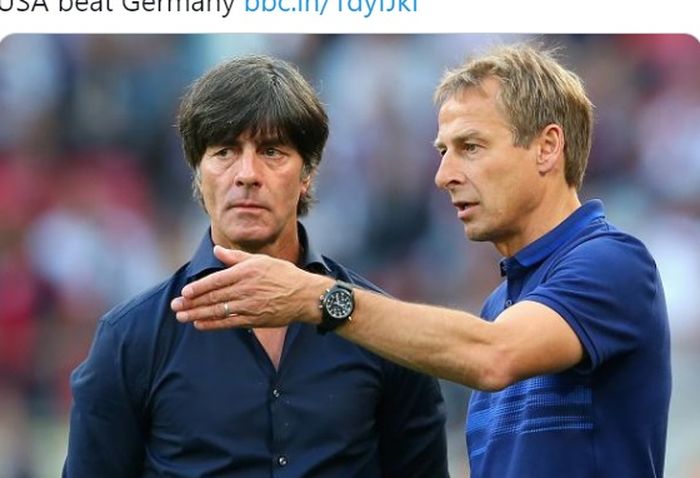 Momen sosok yang dirumorkan sedang dilirik oleh Tottenham Hotspur, Juergen Klinsmann (kanan), saat berbicara dengan pelatih timnas Jerman, Joachim Loew.