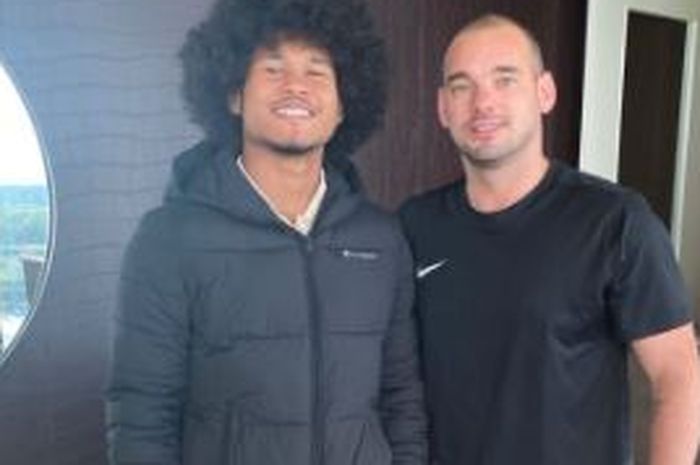 Unggahan Bagus Kahfi dengan direktur FC Utrecht Wesley Sneijder.