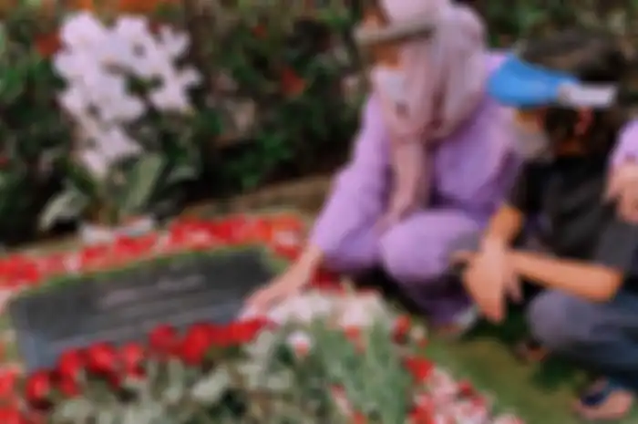 Potret BCL dan Noah Sinclair kunjungi makam Ashraf Sinclair