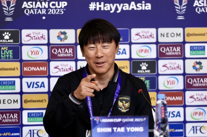 Pelatih timnas Indonesia Shin Tae-yong saat memberi keterangan kepada media di Piala Asia 2023.