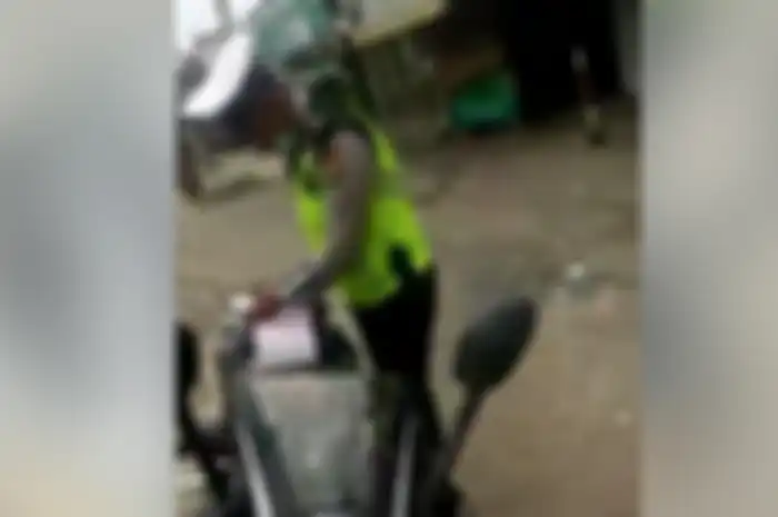 Polisi menilang pemotor tanpa alasan yang jelas di Cikarang.