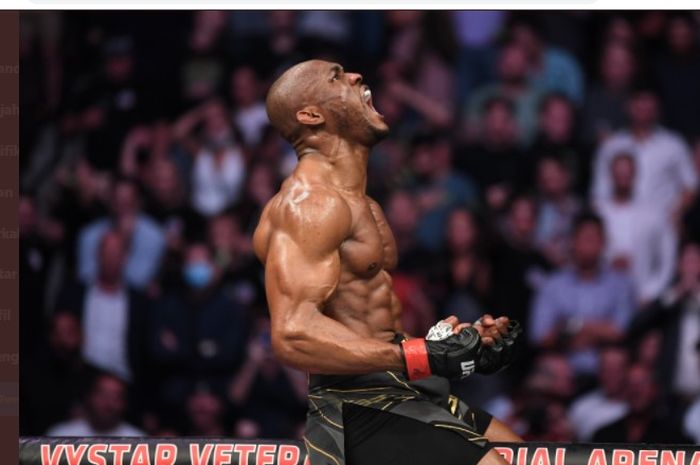 Juara kelas welter UFC, Kamaru Usman, saat merayakan kemenangan atas Jorge Masvidal pada UFC 261, Minggu (25/4/2021).