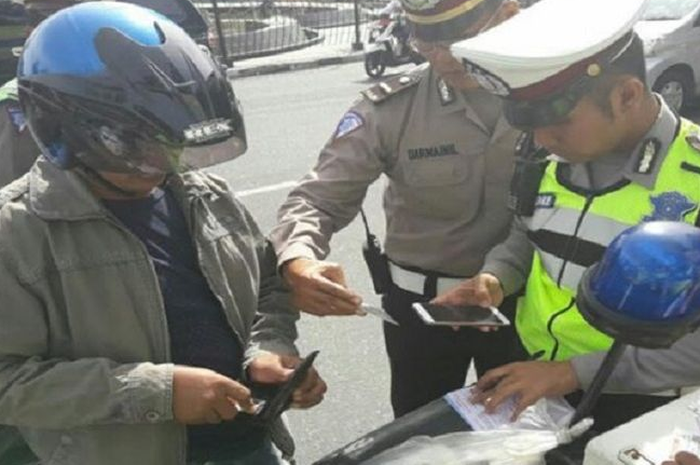 Pemotor waspada, polisi siapkan aturan poin pelanggaran, ujung-ujungnya SIM bisa dicabut. (foto ilustrasi)