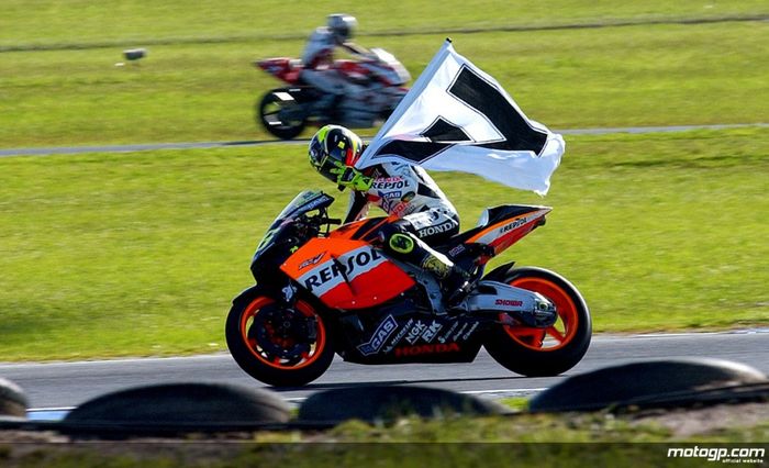 Pembalap Repsol Honda, Valentino Rossi, merayakan kemenangannya pada balapan MotoGP Australia di Phillip Island, Australia, 19 Oktober 2003.