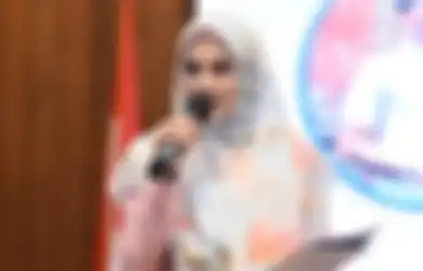 Serba Salah, Mulan Jameela Kembali Dihujani Kritikan Pedas Netizen Saat Unggah Foto Bersama Kedua Putrinya: Coba Dikurangi Deh Mbak!