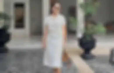 Wajah Cantik dan Pose Seksinya di Tangga Kafe Bikin Salfok Netizen, Mayangsari Dibanjiri Pujian dari Para Penggemarnya: Kalau Jalan Sama Khiran Apa Nggak Dibilang Adek Kakak?
