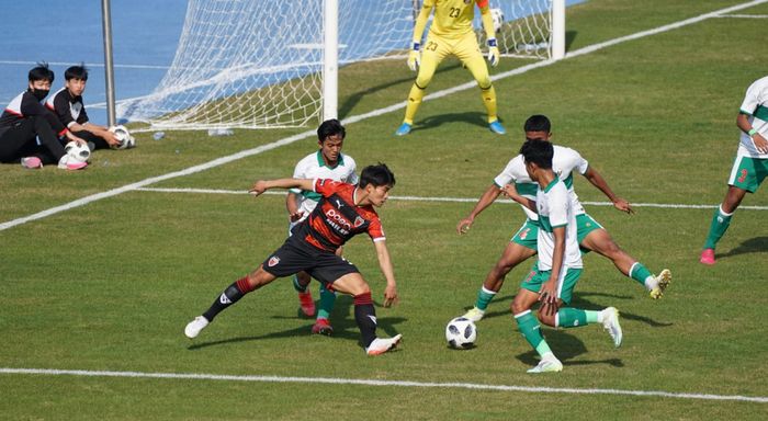 Sejumlah pemain timnas U-19 Indonesia sedang menghadang pemain Pohang Steelers, Sabtu (9/4/2022)