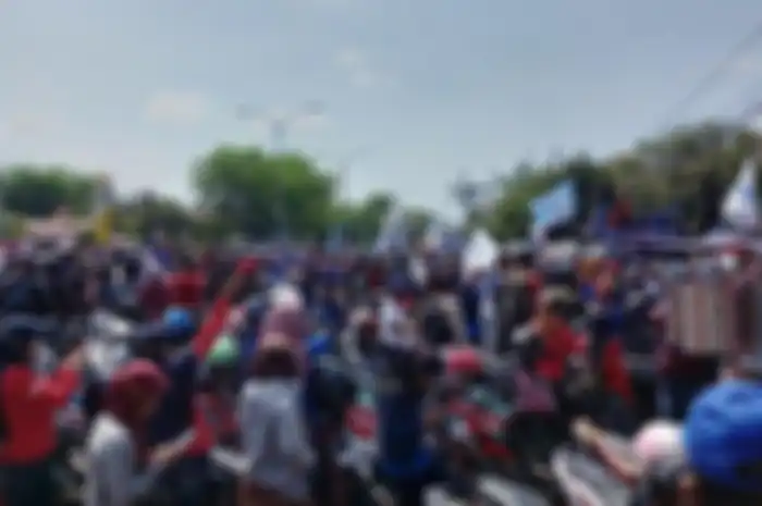 Massa buruh berdemo di kantor Pemerintah Kabupaten Karawang, Rabu (7/10/2020).