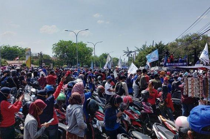 Massa buruh berdemo di kantor Pemerintah Kabupaten Karawang, Rabu (7/10/2020).
