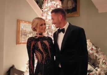 Rayakan Anniversary Pertama dengan Pacarnya, Paris Hilton Unggah Kompilasi Video Manis dengan Carter Reum: Aku Merasa Seperti Berada di Dalam Mimpi