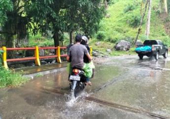 Pilu! Begini Cerita Syafril, Rela Basah Kuyup ke Demi Bawakan Benda Penting Ini ke Pengungsian Gempa Pasaman Barat, Ternyata Sudah Ditunggu Dua Putrinya