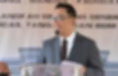 Pakai Jas dan Setelan Celana Coklat Muda, Ridwan Kamil Melenggak-lenggok di Citayam Fashion Week, Intip Gayanya yang Bak Model Papan Atas!
