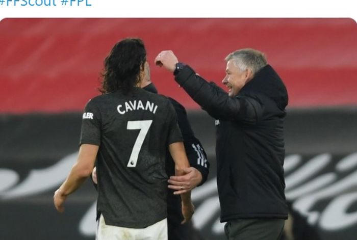 Pelatih Manchester United, Ole Gunnar Solskjaer (kanan) saat bersama anak asuhnya, Edinson Cavani.