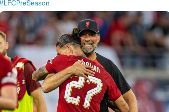 Darwin Nunez berpelukan dengan Juergen Klopp usai Liverpool menggilas RB Leipzig dalam duel uji coba di Red Bull Arena (21/7/2022).