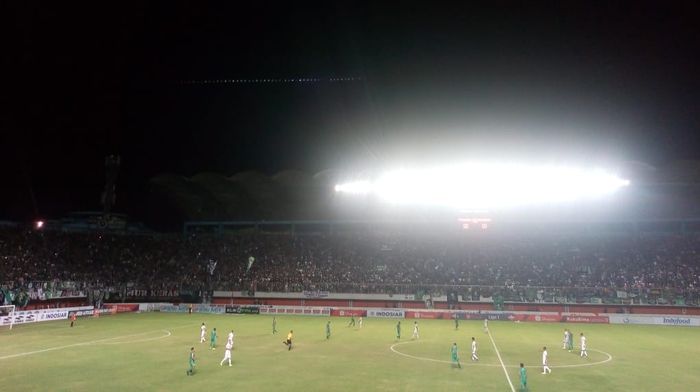 Duel PSS Sleman Vs Persebaya Surabaya di Stadion Maguwoharjo, Sleman, 13 Juli 2019.