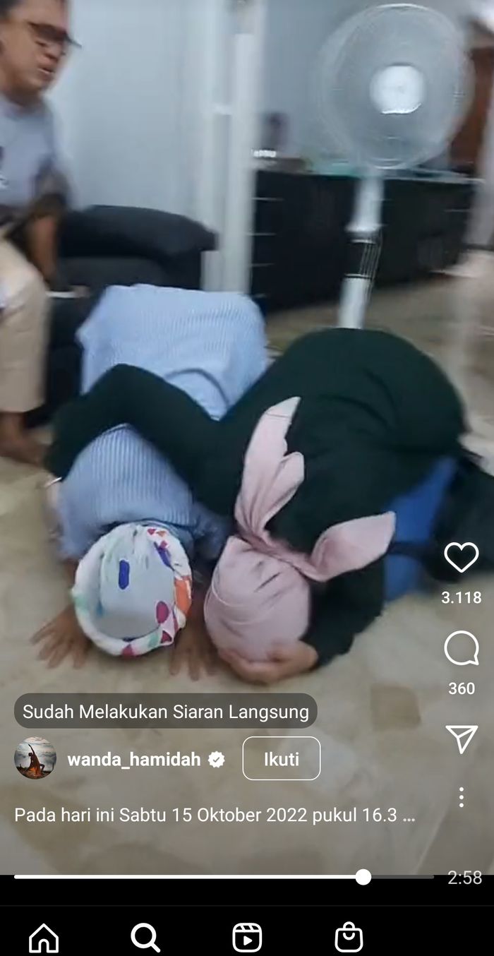Wanda Hamidah sujud syukur rumahnya batal dieksekusi