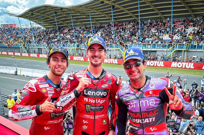 Dari kiri ke kanan Enea Bastianini, (Ducati), Francesco Bagnaia (Ducati) dan Jorge Martin (Pramac) di podium MotoGP Belanda 2024 di Sirkuit Assen, Minggu (30/6/2024).