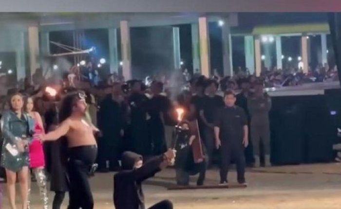 Limbad saat hendak melakukan atraksi sembur api di Madiun, Jawa Timur