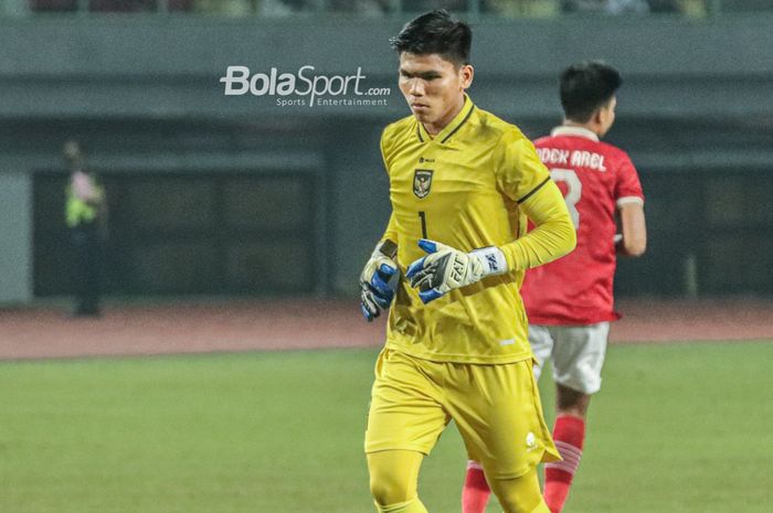 Kiper timnas U-19 Indonesia, Cahya Supriadi, saat bertanding di Stadion Patriot Candrabhaga, Bekasi, Jawa Barat.