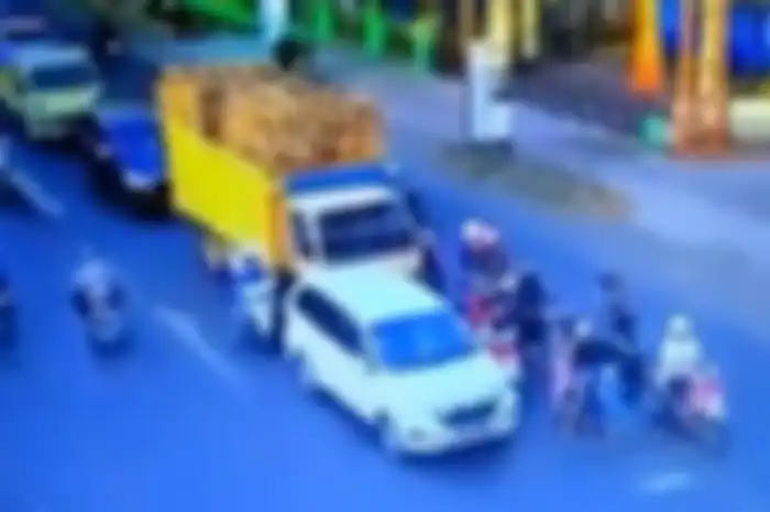 Pemotor nyaris terlindas truk di lampu merah Sragen.