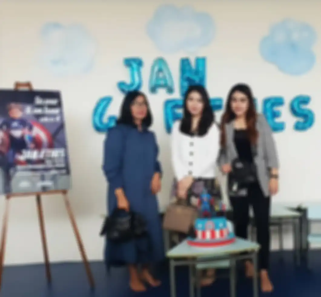 Tampilan Selvi Ananda di acara ulang tahun Jan Ethes