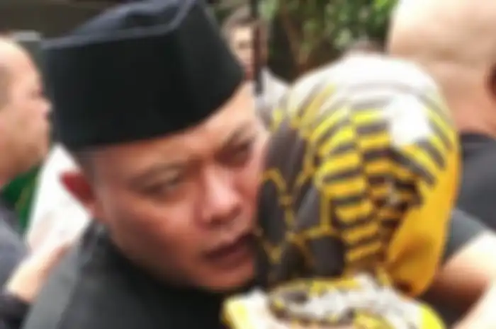 Sule hadir di rumah duka.