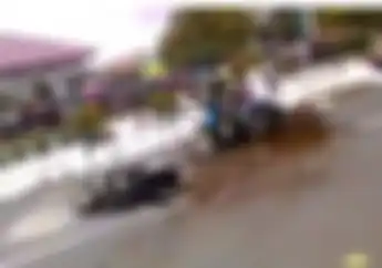 Video Pembalap Road Race Terjungkal Tabrak Karung Pembatas, Baru Berdiri Langsung Ditabrak, Ngeri
