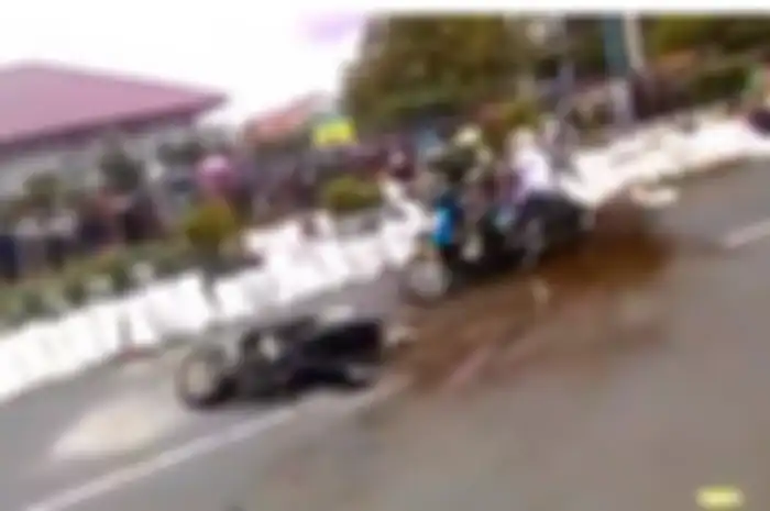 Pembalap road race terjungkal tabrak karung pembatas, baru berdiri ditabrak pembalap lain.