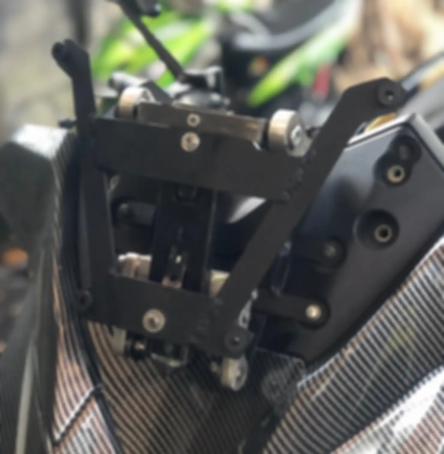 Kerangka windshield electric menempel dengan 4 buah baut pada bodi