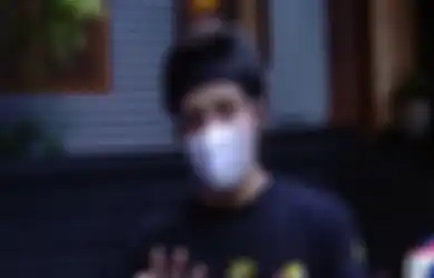 Segepok Uang di Tangan Dibagikan Diam-diam, Atta Halilintar Datangi Rumah Warga Terdampak PPKM Selama Corona, Suami Aurel Lakukan Hal Ini di Kolong Pintu