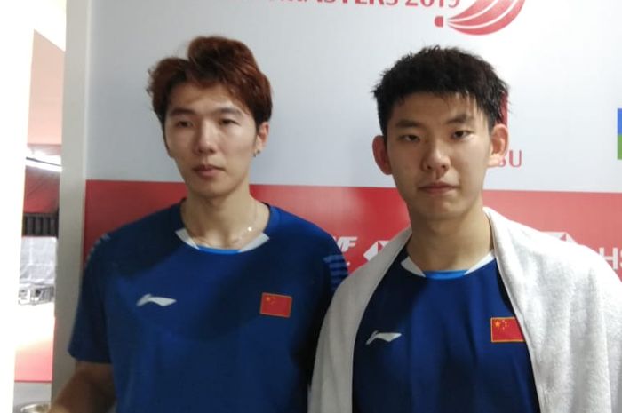 Pasangan ganda putra China, Li Junhui/Liu Yuchen, berpose setelah menjalani laga perempat final Indo